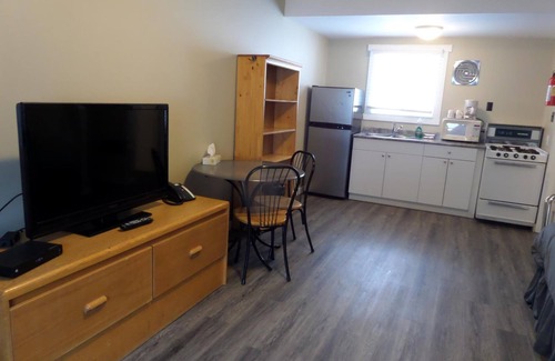 Trail Hotel | Ray Lyn Motel