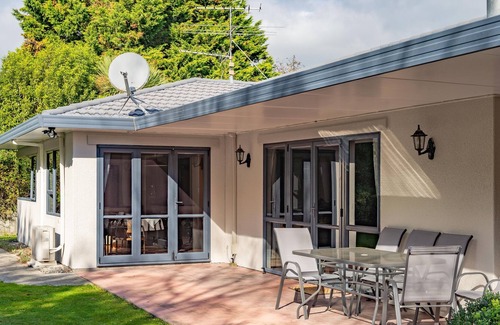 Greytown House | Ray's Retreat | Large Private Fenced Garden | Patio | Sleeps 9 | SKY | Wi-fi