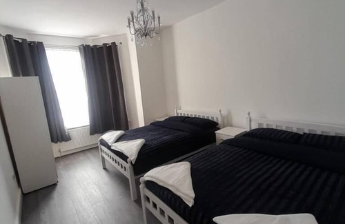 Stratford and New Town House | Rayans Lodge Startford