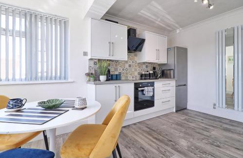 Thundersley House | Rayleigh Weir - Luxury 3 bedroom house with games room