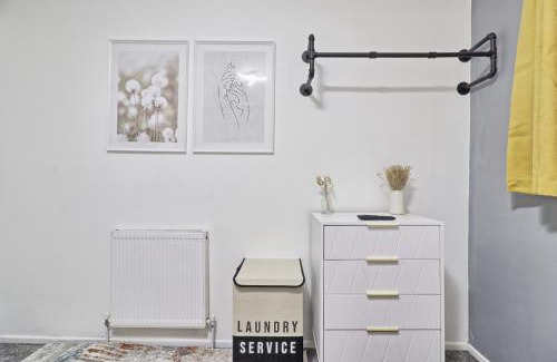 Thundersley House | Rayleigh Weir - Luxury 3 bedroom house with games room