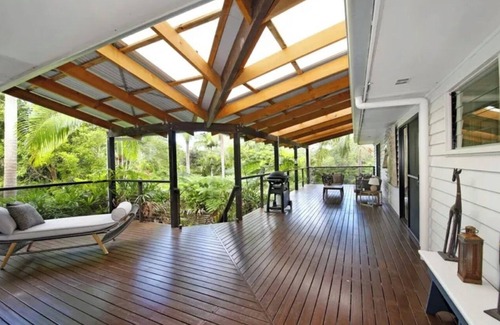 Tinbeerwah House | ‘Raylyn’ Noosa Hinterland Family Stay