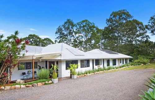 Tinbeerwah House | ‘Raylyn’ Noosa Hinterland Family Stay