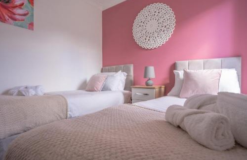 Peterborough House | Raymond James Accommodation, sleeps up to 7, free parking, full amenities and garden