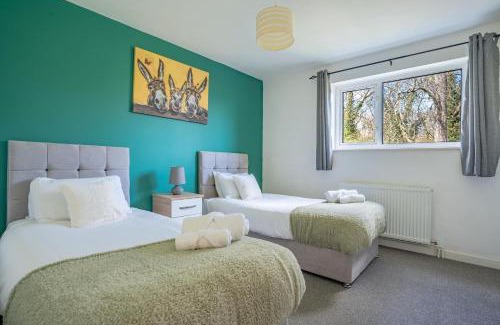 Peterborough House | Raymond James Accommodation, sleeps up to 7, free parking, full amenities and garden