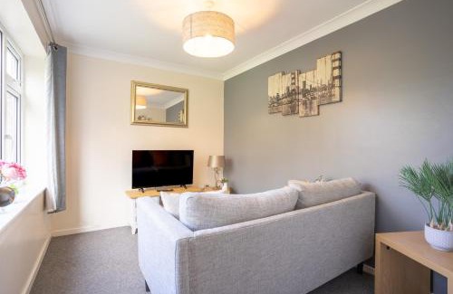Peterborough House | Raymond James Accommodation, sleeps up to 7, free parking, full amenities and garden