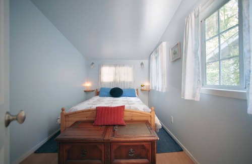 Cazadero Bed & Breakfast | Raymond's Bakery - Gravenstein Cottage