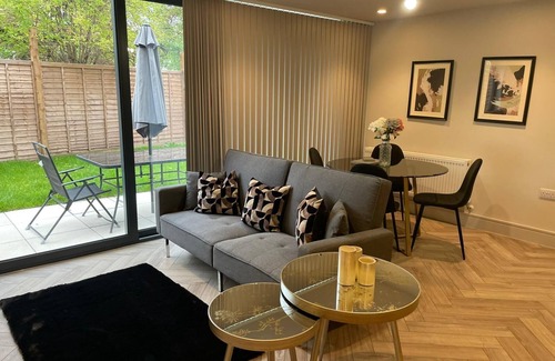 West Barnes Apartment | Raynes Park Luxury Apartment