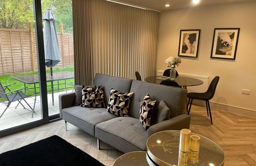 West Barnes Apartment | Raynes Park Luxury Apartment