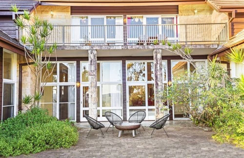 Razorback House | Razorback Dream Farmhouse: 10BR, Space & Serenity