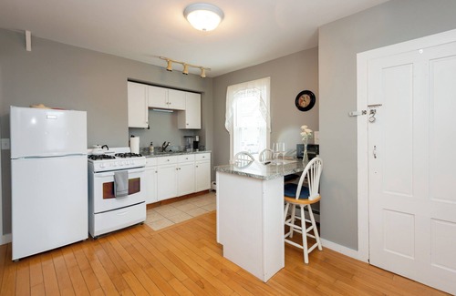 Beverly Apartment | Re-listed: Adorable Condo Beverly - Salem - Halloween