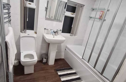 Oldham House | Re-markable 3 bed - Entire Home in Oldham