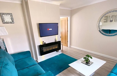 Oldham House | Re-markable 3 bed - Entire Home in Oldham