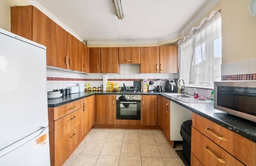 Reading House | Reading Centre for business or leisure with parking.