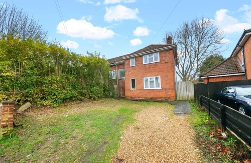 Reading House | Reading Centre for business or leisure with parking.