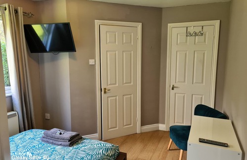 Aldermaston Wharf Ski Chalet | Reading private chalet with two acre gardens and lake