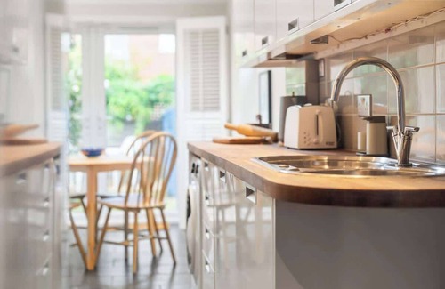 Reading City Centre House | Reading Station - Modern Home w Garden Sleeps 6