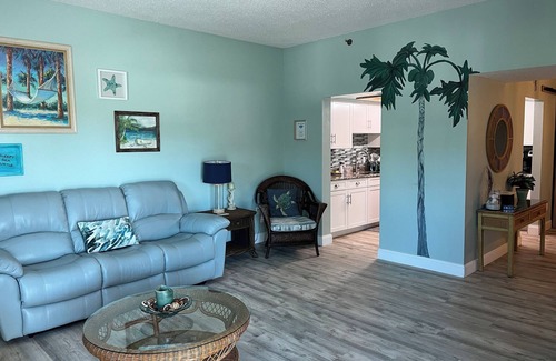 Redington Shores Condo | Ready for a Vacation! Sleepy Sea Turtle 2 BR/2BA Beachfront Condo for Rent!