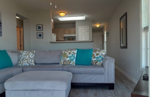 Folly Beach Condo | Ready for the Beach & Sunset Views!nPaddleboarding, Nature, Shopping & Seafood