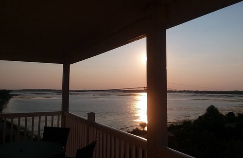 Folly Beach Condo | Ready for the Beach & Sunset Views!nPaddleboarding, Nature, Shopping & Seafood