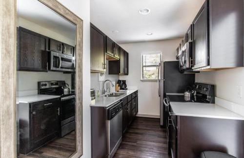 Oak Lawn Apartment | Reagan 206