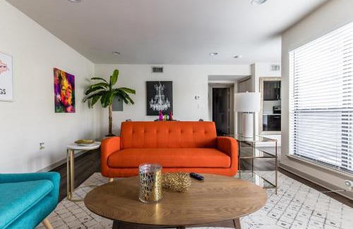 Oak Lawn Apartment | Reagan 206