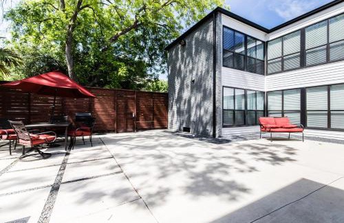 Oak Lawn Apartment | Reagan 206