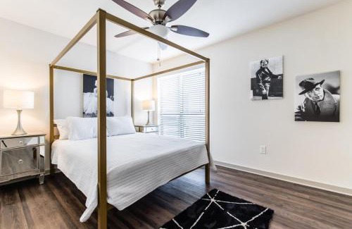 Oak Lawn Apartment | Reagan 206
