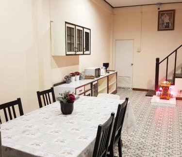 Thanon Phetchaburi House | Real Bangkok Guesthouse Private 3BR Home 3 Min to BTS Ratchathewi