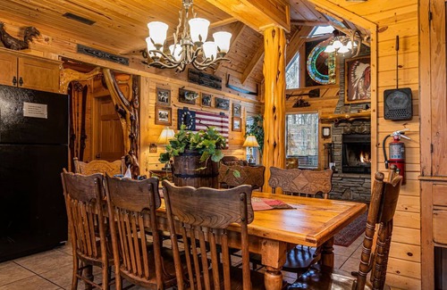 Big Cedars Cabin | Real Cabin, Highend Decor, Hot Tub, Loft, Gametable, Near BigCedar