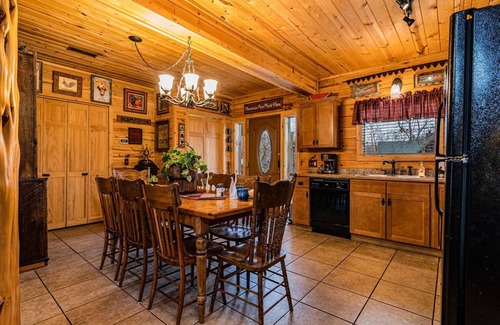 Big Cedars Cabin | Real Cabin, Highend Decor, Hot Tub, Loft, Gametable, Near BigCedar