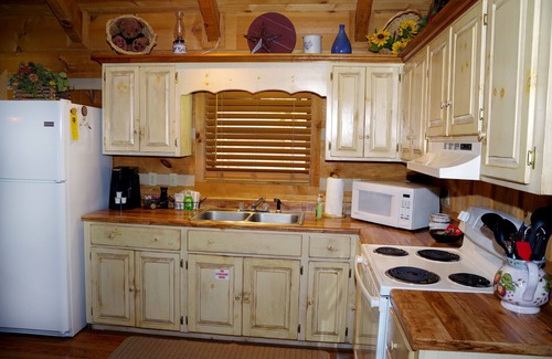 Gatlinburg - Pigeon Forge Cabin | Real Log Cabin. Pet Friendly, fenced yard! Only 5 Min to Pigeon Forge