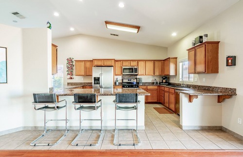 Desert Hot Springs House | ⛱Real Mineral Water Hottub+Pool⛱Game Room💜Purple Sleep Experience💜420/PET OK
