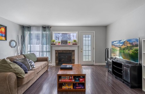 Red Deer House | Rebel House I Games Room I Backyard & BBQ I RokuTV