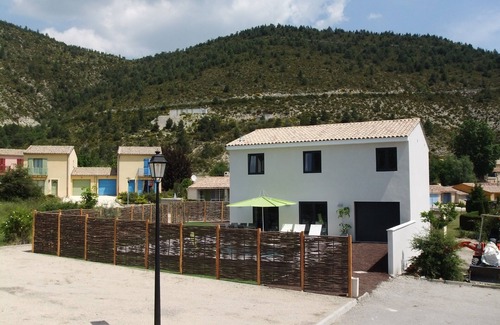 Castellane Villa | Recent new build villa in a quiet area in enclosed garden and private swimming pool