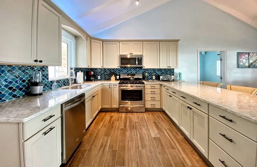 Flag Hill House | Recently Built! - 3 Bed/3 Bath House with Amazing View & Large Private Deck