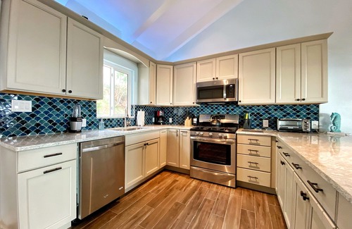 Flag Hill House | Recently Built! - 3 Bed/3 Bath House with Amazing View & Large Private Deck