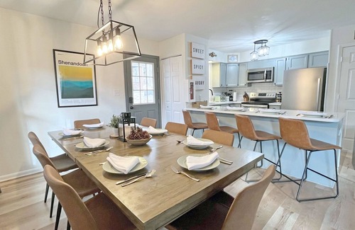 Massanutten Ski Chalet | Recently Refreshed 5BR | Game Room | Fire Table | Hot Tub | 3 Mins From Slopes
