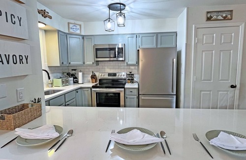 Massanutten Ski Chalet | Recently Refreshed 5BR | Game Room | Fire Table | Hot Tub | 3 Mins From Slopes