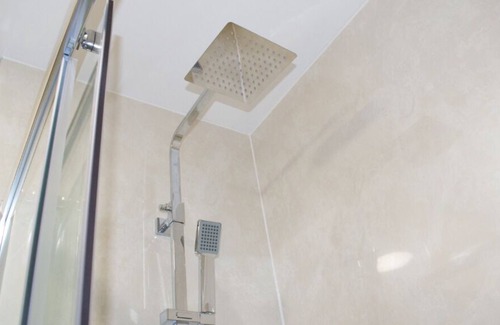 Rotherham Apartment | Recently refurbished apartment near town with parking included