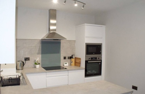 Rotherham Apartment | Recently refurbished apartment near town with parking included