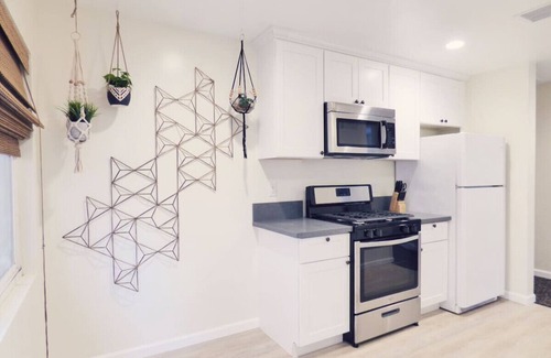 Hillcrest Apartment | Recently remodeled 2-br in central Hillcrest