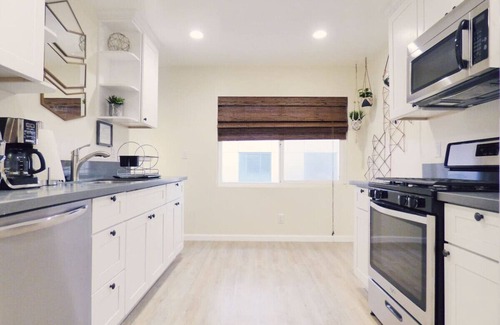 Hillcrest Apartment | Recently remodeled 2-br in central Hillcrest