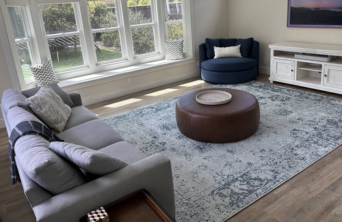 Tiburon House | Recently Remodeled 4 Bedroom, Single-level House, Walk to Stores & Trails