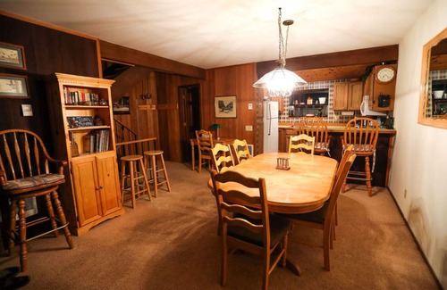 Mammoth Lakes House | Recently Remodeled Townhome-Easy Access to Skiing/Hiking, Shopping & Restaurants