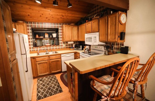 Mammoth Lakes House | Recently Remodeled Townhome-Easy Access to Skiing/Hiking, Shopping & Restaurants