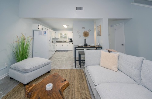 Bel Air House | ~Recently Remodeled/Near Beach & Great Attractions in Quiet Residential Area~