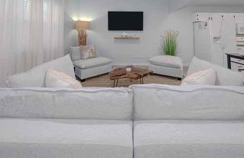 Bel Air House | ~Recently Remodeled/Near Beach & Great Attractions in Quiet Residential Area~