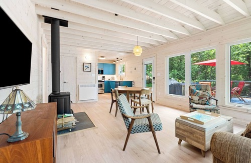 North Frontenac Cottage | Recently Reno'd Cottage At Pristine Big Gull Lake!