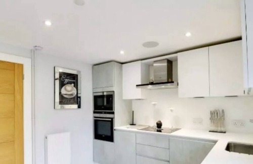 Hatfield House | Recently renovated, modern house. Next to train station. 30 minutes to London.